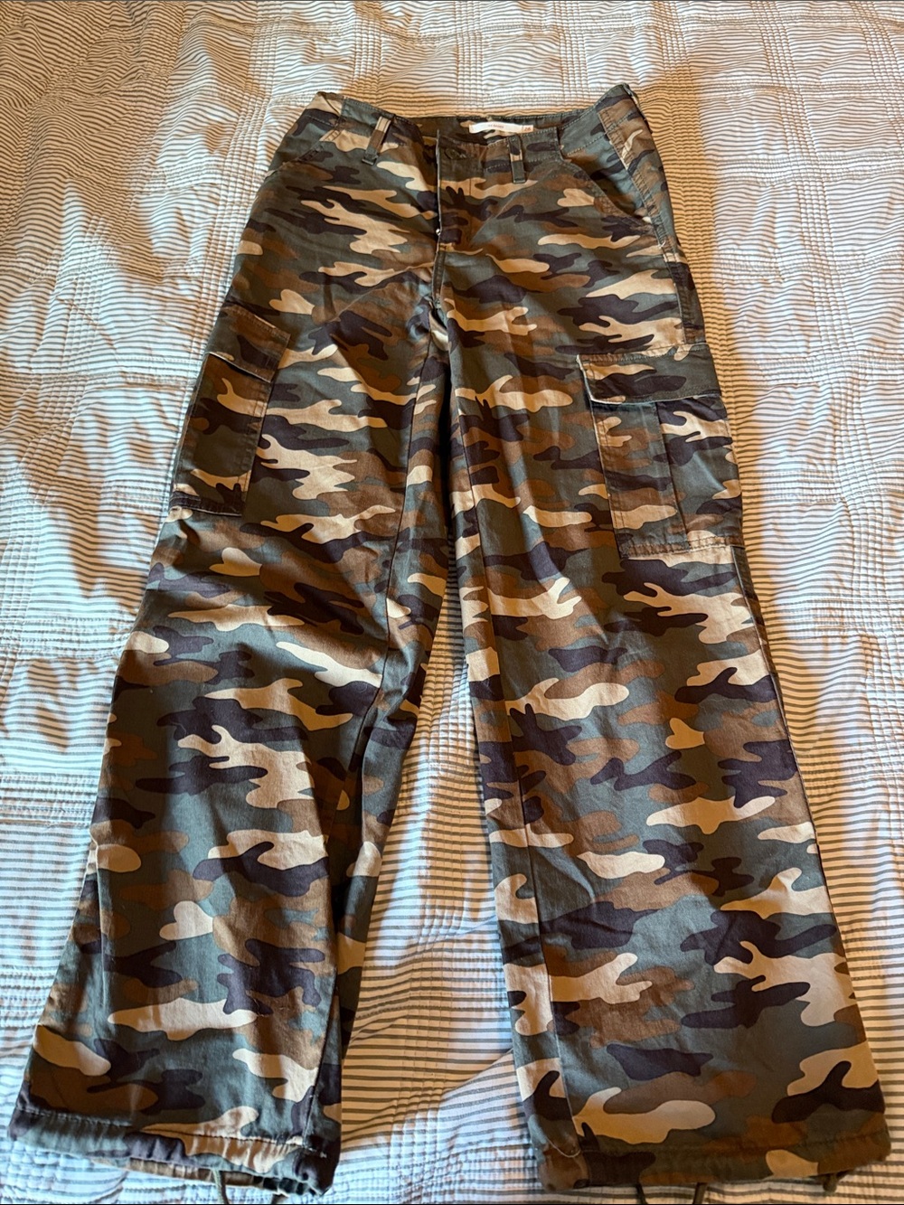Levi's Women's Wide Leg Cargo Pants - Olive Camo